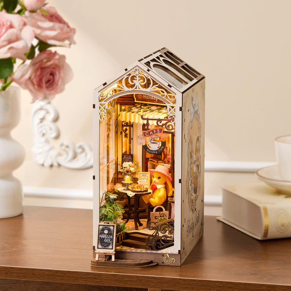 DIY minimaailma kirjahyllyyn - Holiday Cafe Book Nook