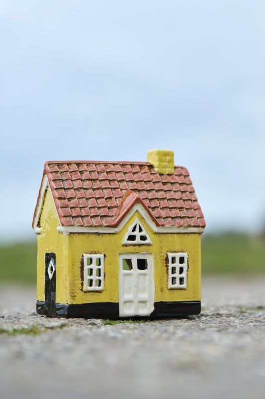 Talolyhty keltainen kolmio ikkuna