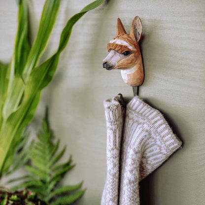 Käsin veistetty seinäkoukku Alpakka