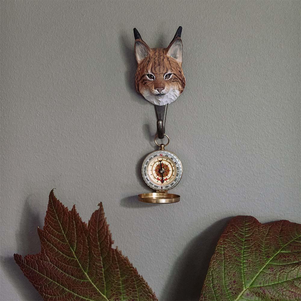 Käsin veistetty seinäkoukku Ilves