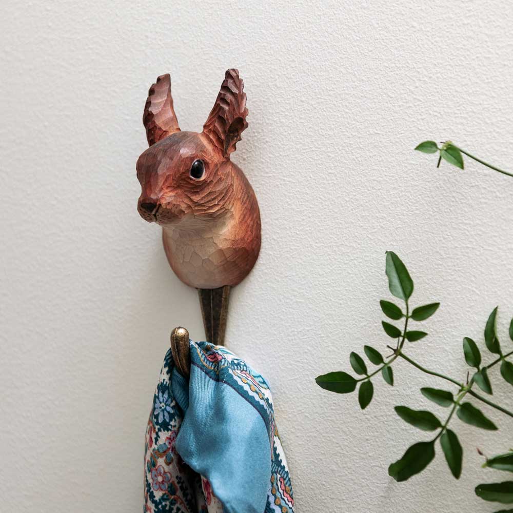 Käsin veistetty seinäkoukku Orava