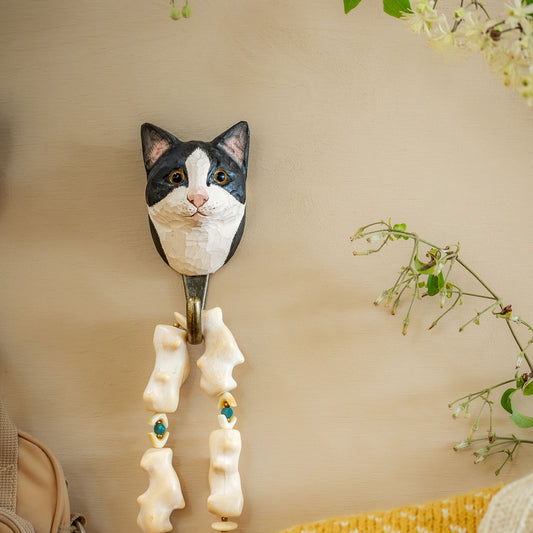 Käsin veistetty seinäkoukku Kissa mustavalkoinen