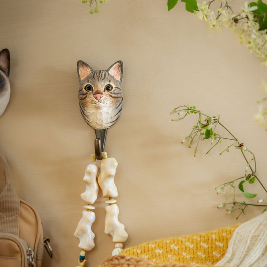 Käsin veistetty seinäkoukku Kissa harmaaraidallinen - Tabby Cat