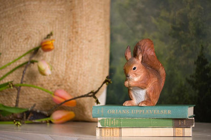 Puinen käsinveistetty orava - Squirrel