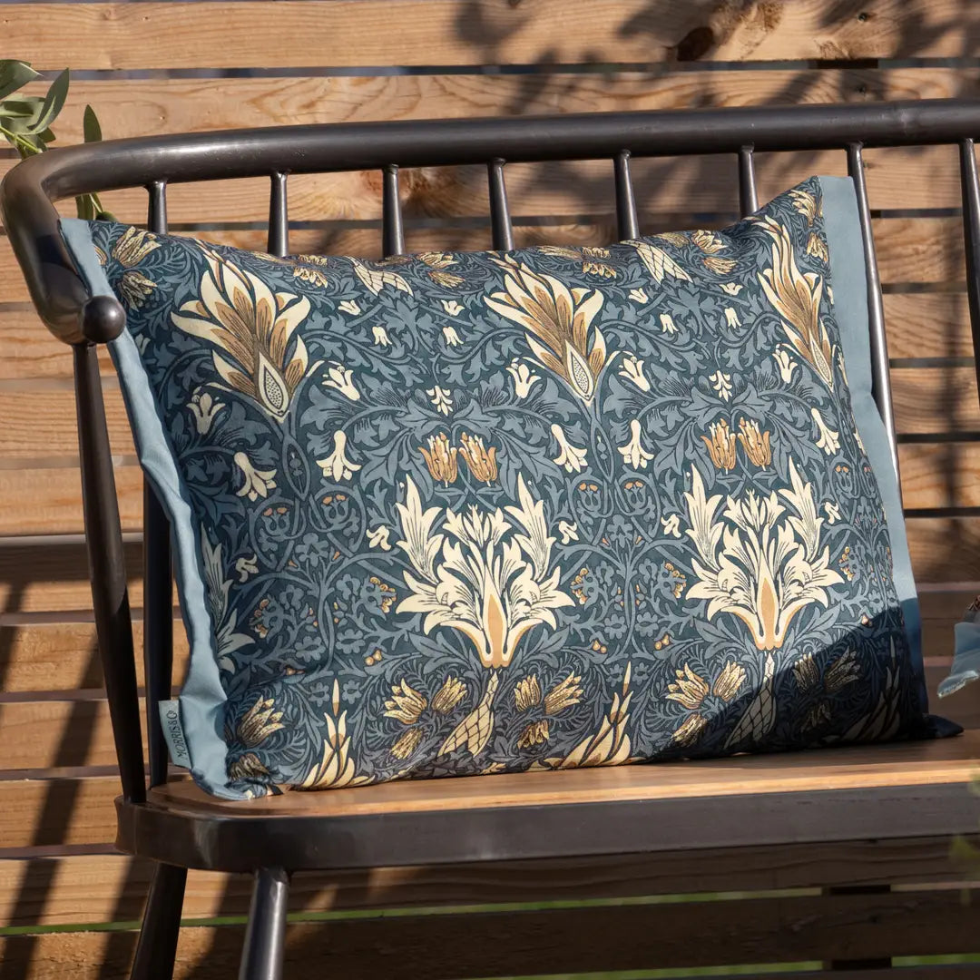 Tyynynpäällinen joka sopii ulkokäyttöön William Morris Snakeshead sininen 40 x 60 cm