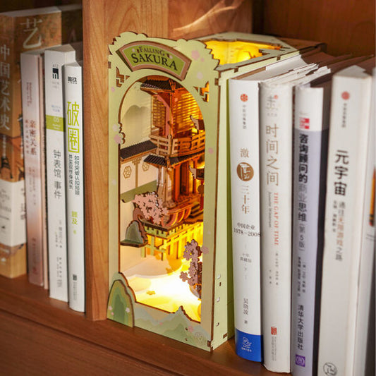 DIY Minimaailma kirjahyllyyn – Falling Sakura Book Nook