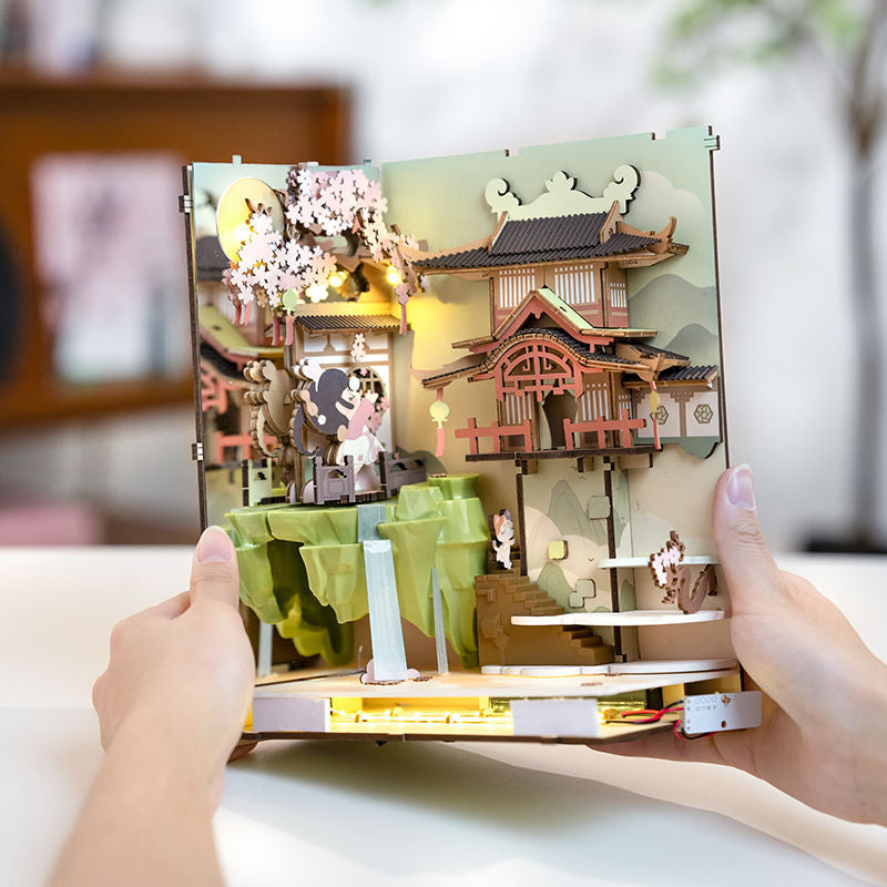 DIY Minimaailma kirjahyllyyn – Falling Sakura Book Nook