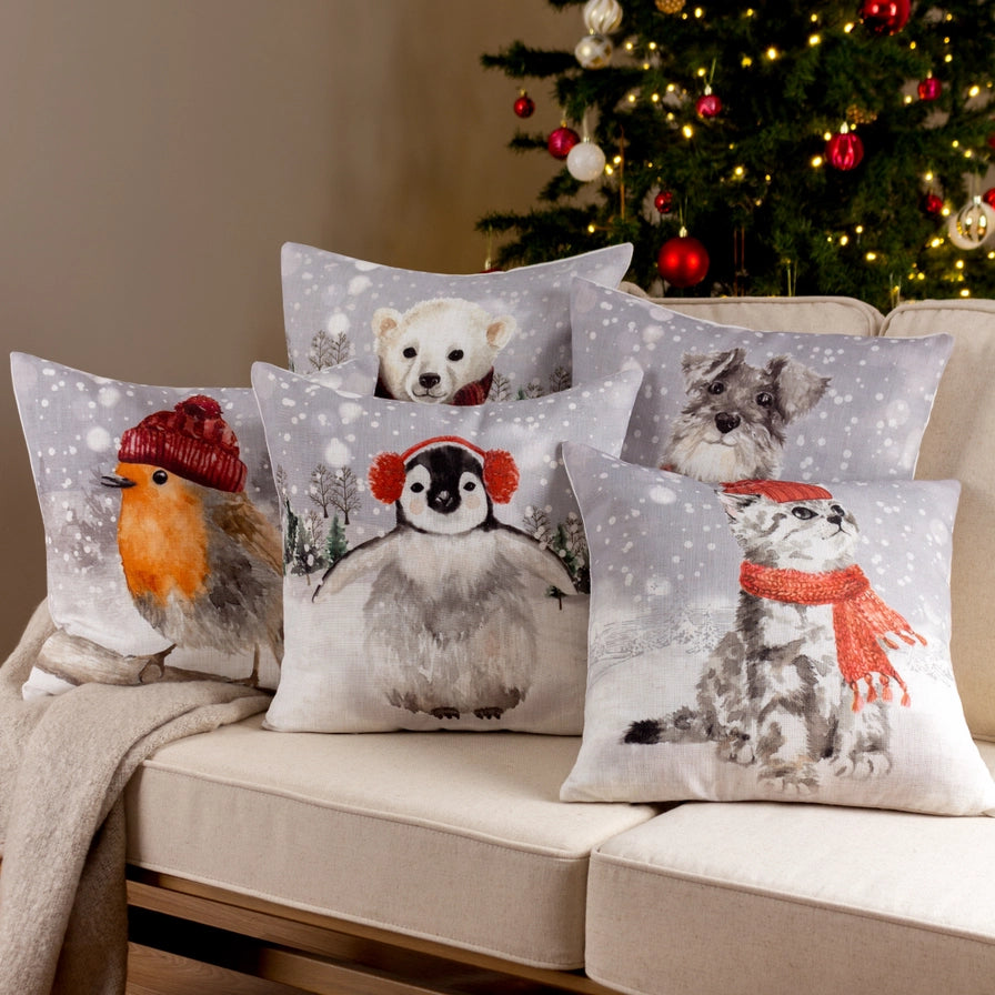 Pingviini punaiset korvaläpät päässä tyynynpäällinen 43 x 43 cm