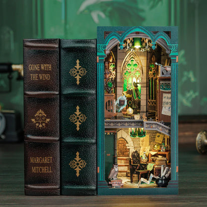 DIY Minimaailma kirjahyllyyn – Darkness Common Room Book Nook (sis. pölysuojan)
