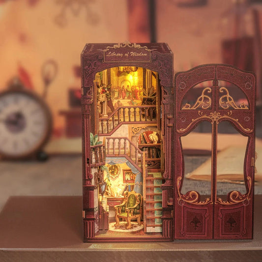 DIY Minimaailma kirjahyllyyn – Library of Wisdom Book Nook (sis. pölysuojan)