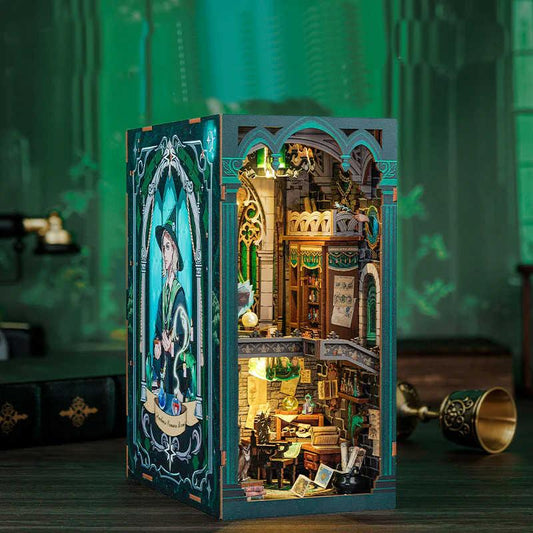 DIY Minimaailma kirjahyllyyn – Darkness Common Room Book Nook (sis. pölysuojan)