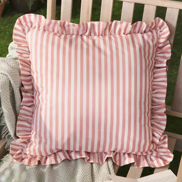 Tyynynpäällinen joka sopii ulkokäyttöön Röyhelo raita pinkki 50 x 50 cm