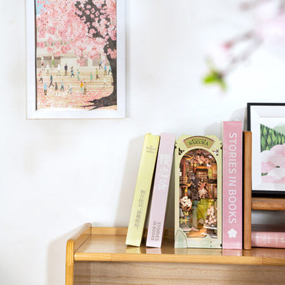 DIY Minimaailma kirjahyllyyn – Falling Sakura Book Nook