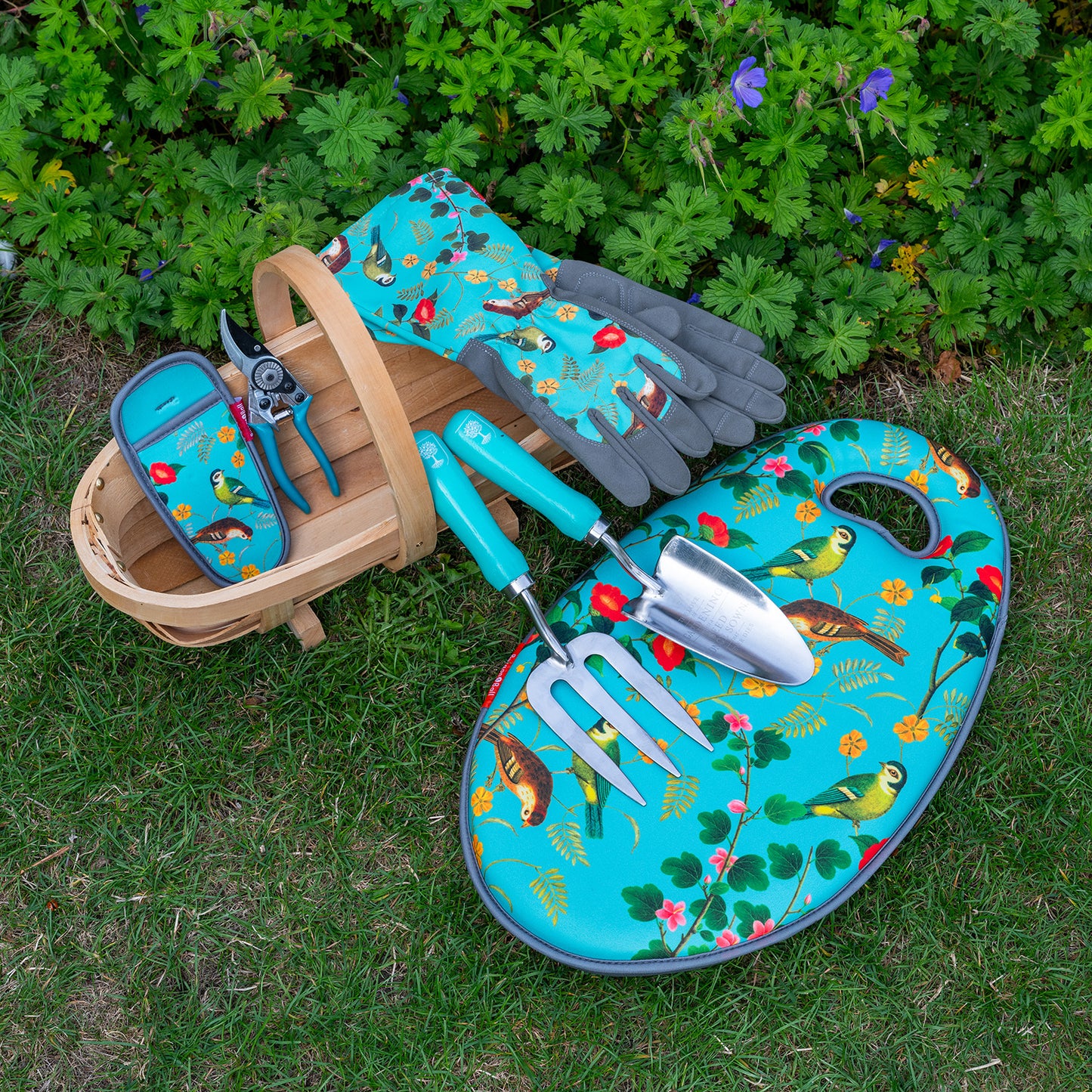 Istutuslapio ja rikkaruohohaarukka lahjalaatikossa Flora & Fauna