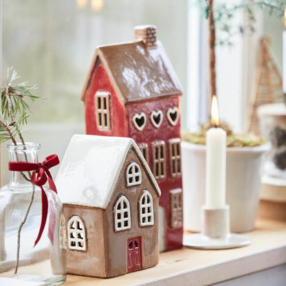 Talolyhty ruskea - punainen ovi