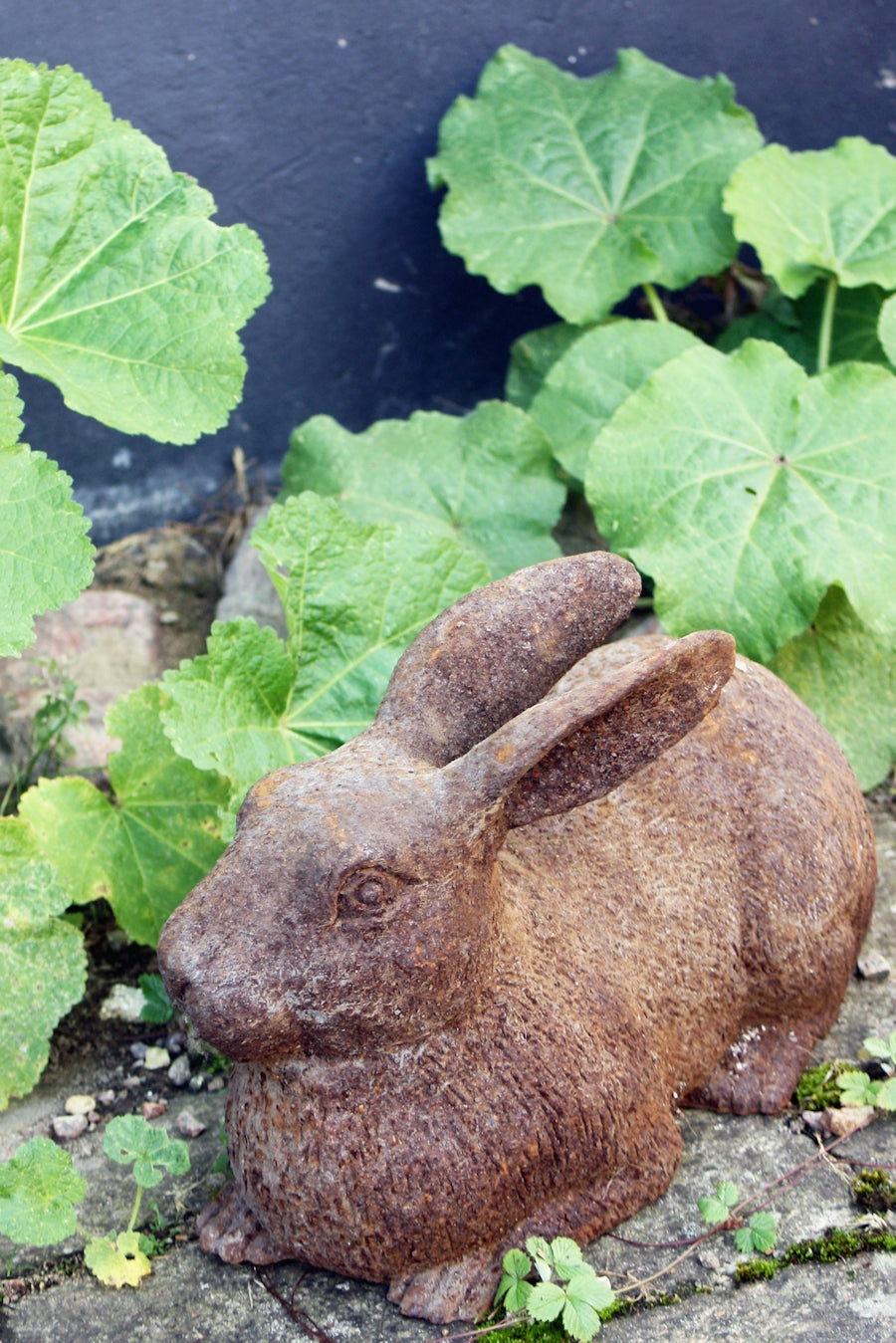 Ruosteinen patsas pupu, pituus 36 cm