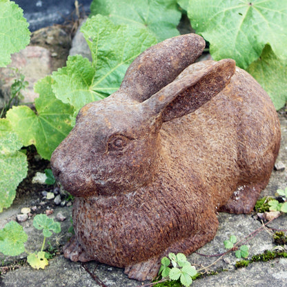 Ruosteinen patsas pupu, pituus 36 cm