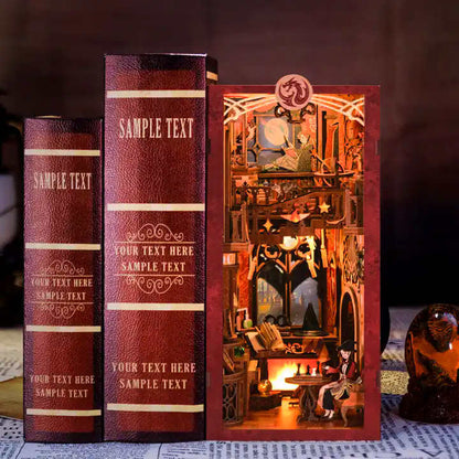 DIY Minimaailma kirjahyllyyn – Flame Common Room Book Nook (sis. pölysuojan)