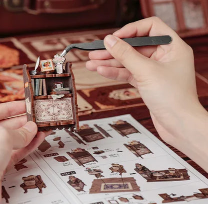 DIY Minimaailma kirjahyllyyn – Bookshop Memories Book Nook (sis. pölysuojan)