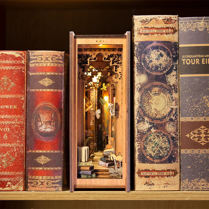 DIY Minimaailma kirjahyllyyn - Butterfly of Unknown Lands Book Nook