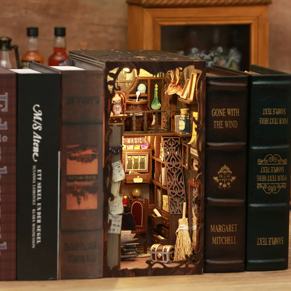 DIY Minimaailma kirjahyllyyn – Magic Pharmacist Book Nook (sis. pölysuojan)