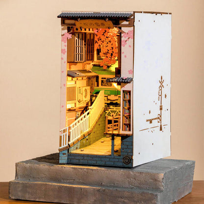 DIY Minimaailma kirjahyllyyn - Sakura Densya Book Nook