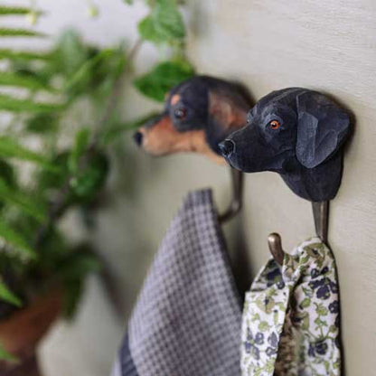 Käsin veistetty seinäkoukku Labradorinnoutaja
