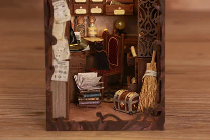 DIY Minimaailma kirjahyllyyn – Magic Pharmacist Book Nook (sis. pölysuojan)