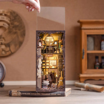 DIY Minimaailma kirjahyllyyn – Magic Pharmacist Book Nook (sis. pölysuojan)