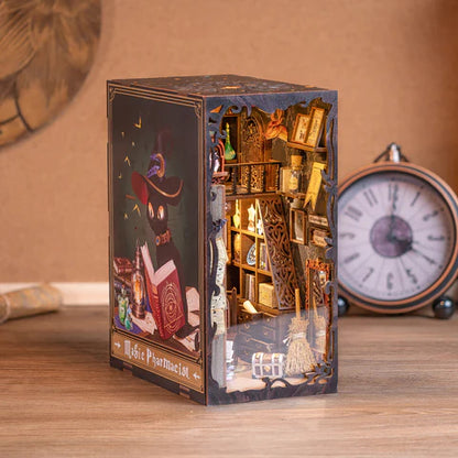 DIY Minimaailma kirjahyllyyn – Magic Pharmacist Book Nook (sis. pölysuojan)