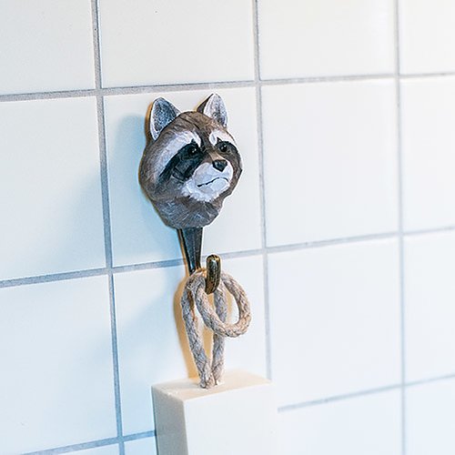 Käsin veistetty seinäkoukku Pesukarhu