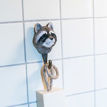 Käsin veistetty seinäkoukku Pesukarhu