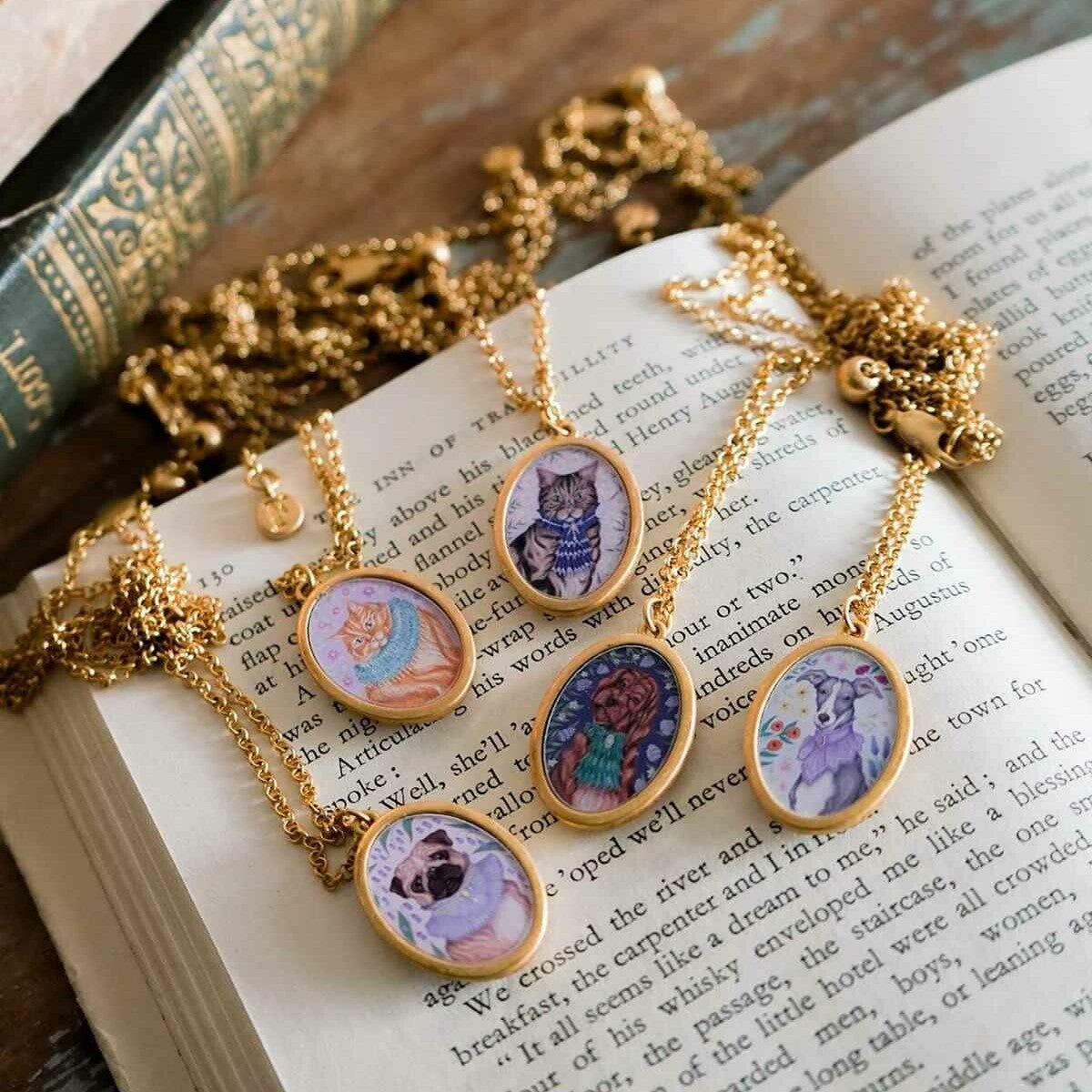 Kaulakoru Mopsi - Pet Portraits