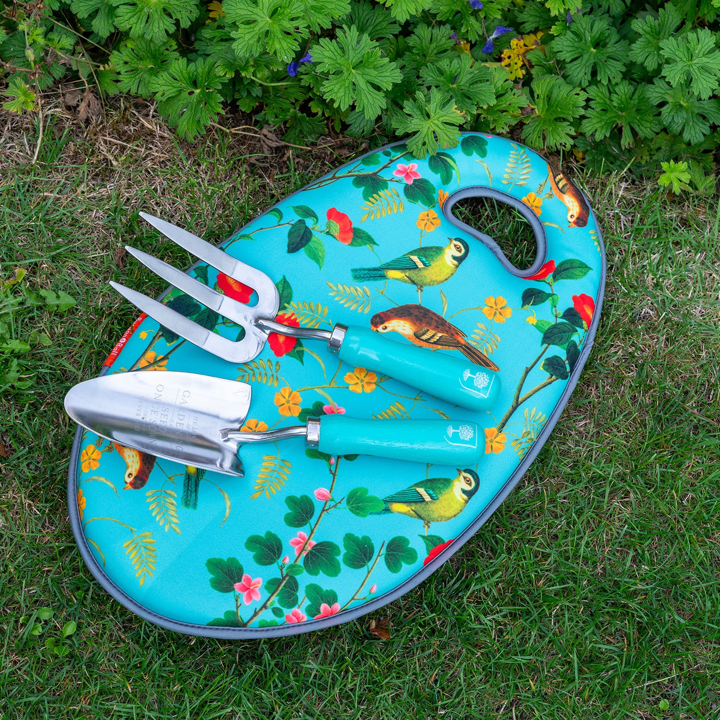 Istutuslapio ja rikkaruohohaarukka lahjalaatikossa Flora & Fauna