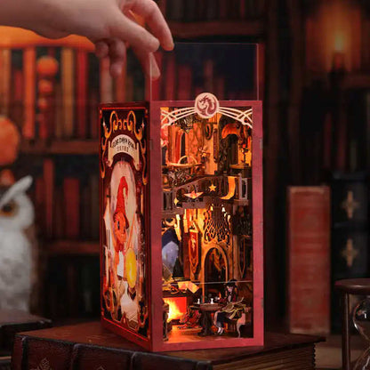 DIY Minimaailma kirjahyllyyn – Flame Common Room Book Nook (sis. pölysuojan)