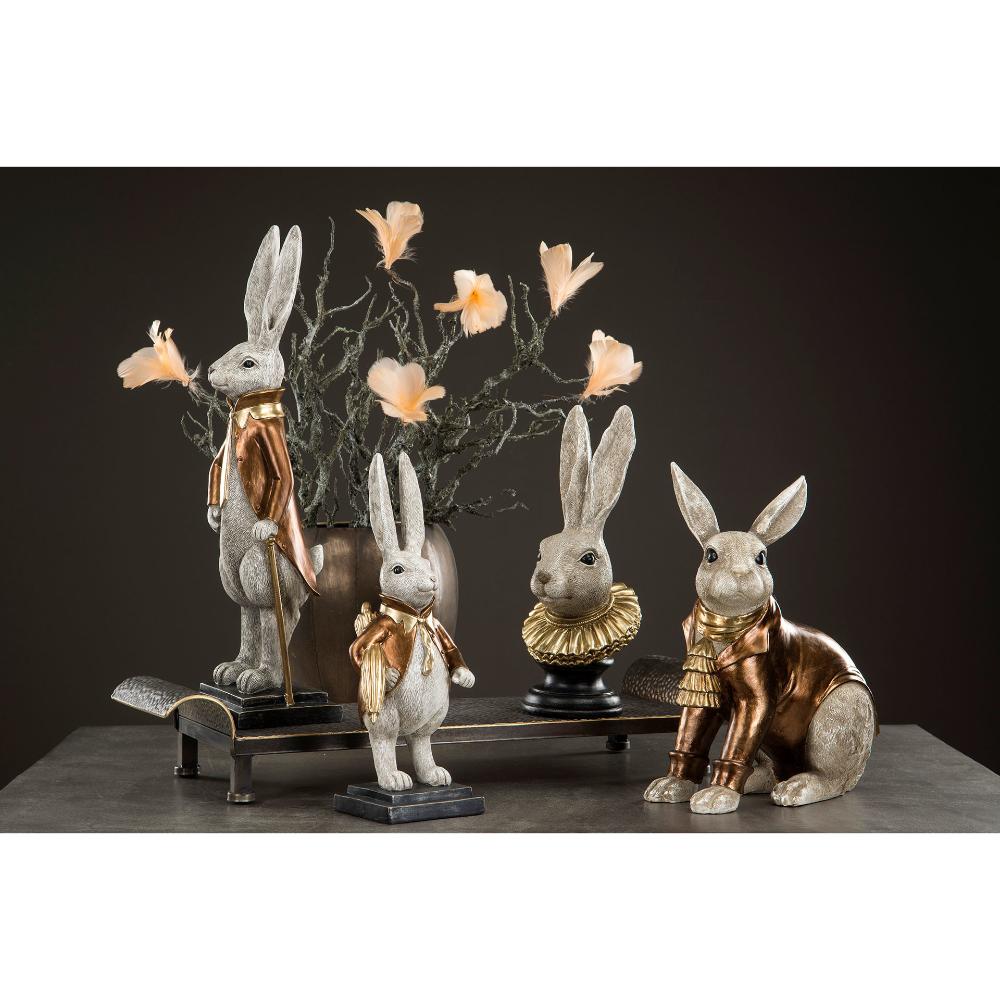 Barokki pupu patsas istuva pronssitakissa