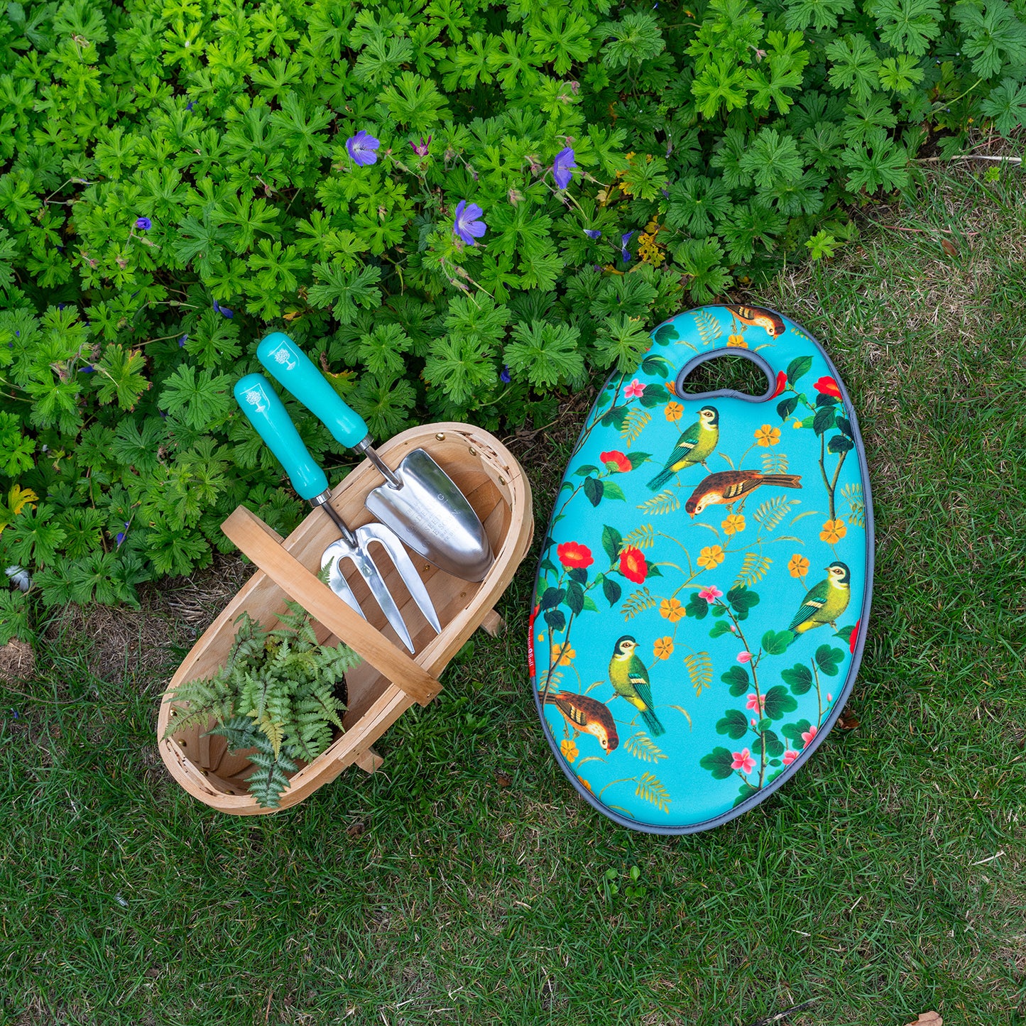 Istutuslapio ja rikkaruohohaarukka lahjalaatikossa Flora & Fauna