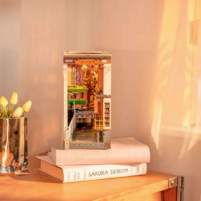 DIY Minimaailma kirjahyllyyn - Sakura Densya Book Nook