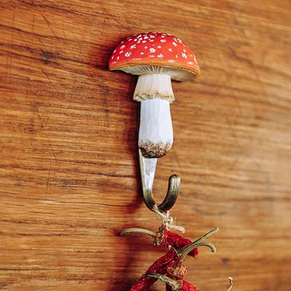 Käsin veistetty seinäkoukku Kärpässieni