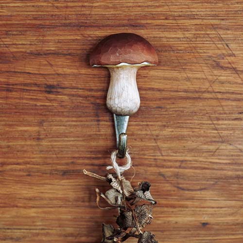 Käsin veistetty seinäkoukku sieni Herkkutatti