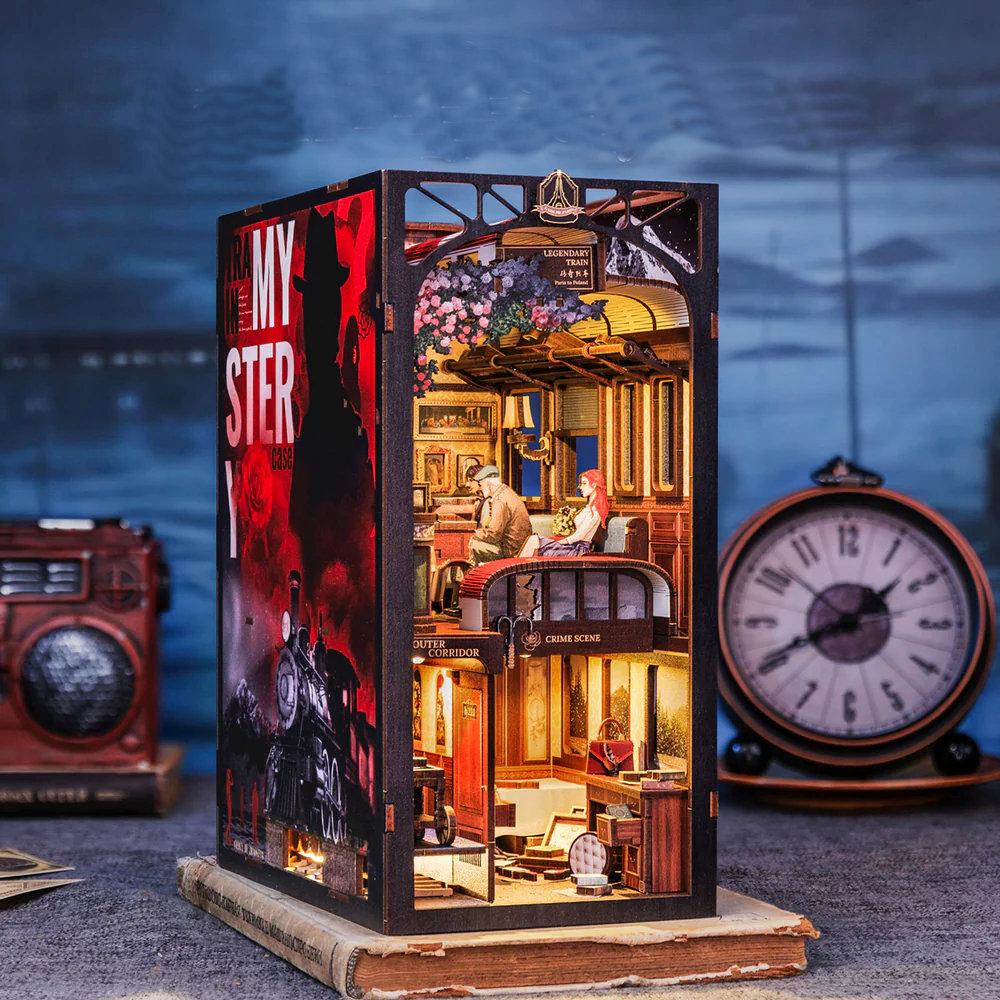 DIY Minimaailma kirjahyllyyn – Train Mystery Book Nook (sis. pölysuojan)