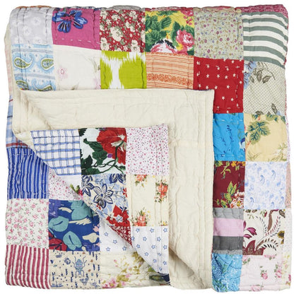 värikäs parisängyn päiväpeitto