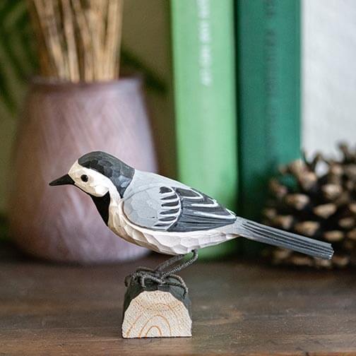 musta-harmaa-valkoinen västäräkki koristelintu, tehty puusta, wildlife garden