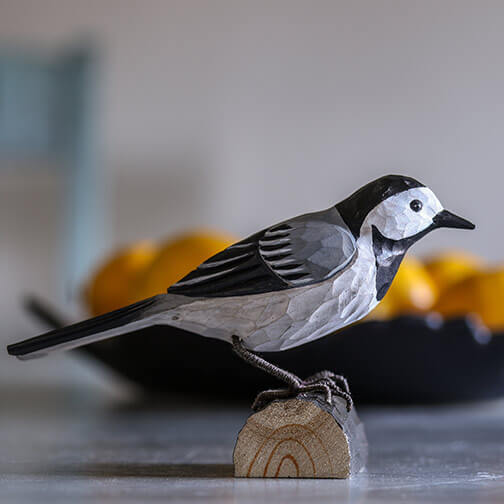 musta-harmaa-valkoinen västäräkki koristelintu, tehty puusta, wildlife garden
