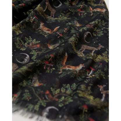 Huivi Woodland at midnight Musta