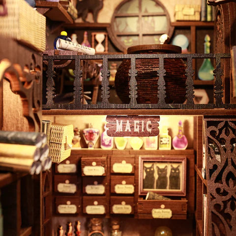 DIY Minimaailma kirjahyllyyn – Magic Pharmacist Book Nook (sis. pölysuojan)