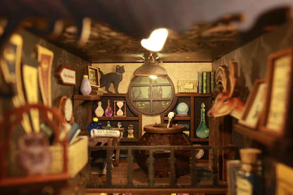 DIY Minimaailma kirjahyllyyn – Magic Pharmacist Book Nook (sis. pölysuojan)