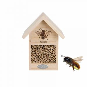 Pieni puinen mehiläishotelli