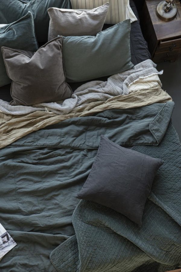 myyränruskea tyynynpäällinen sängyllä