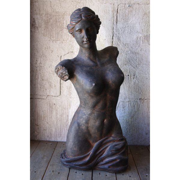 kreikkalaistyylinen kädetön ja jalaton torsopatsas naisesta